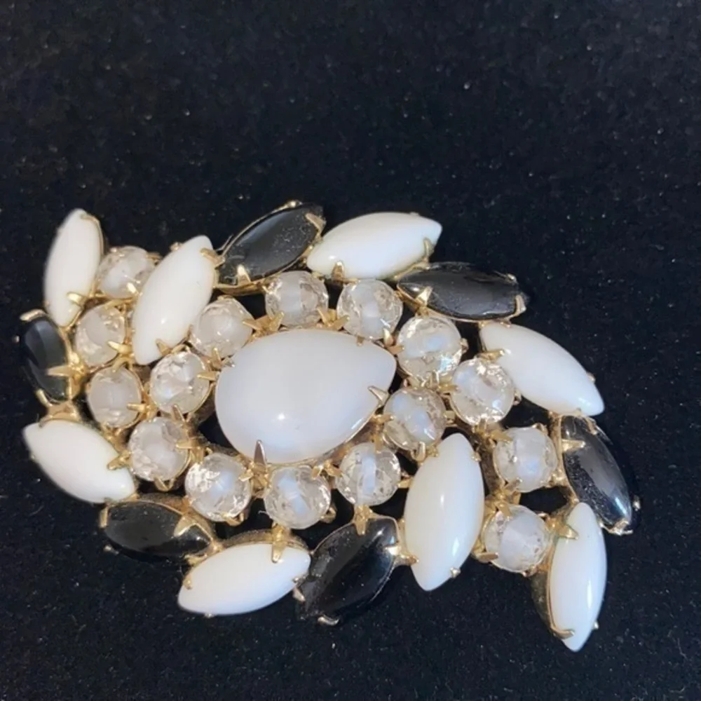 VINTAGE BROOCH